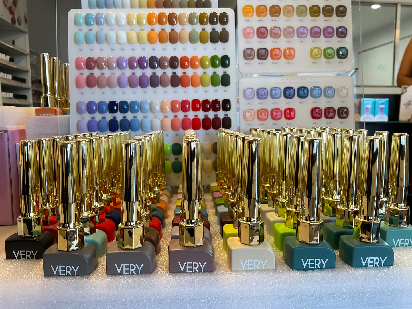 VERY GOOD NAIL GEL - Gold